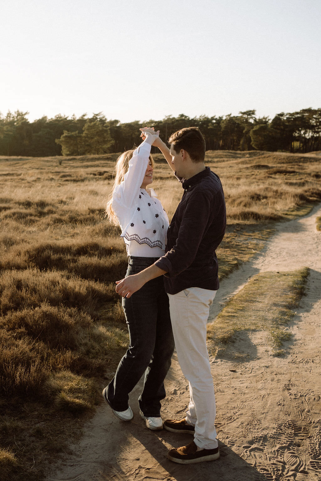 golden hour pre-wedding fotografie in Utrecht, ontspannen en natuurlijk - koppel danst 
