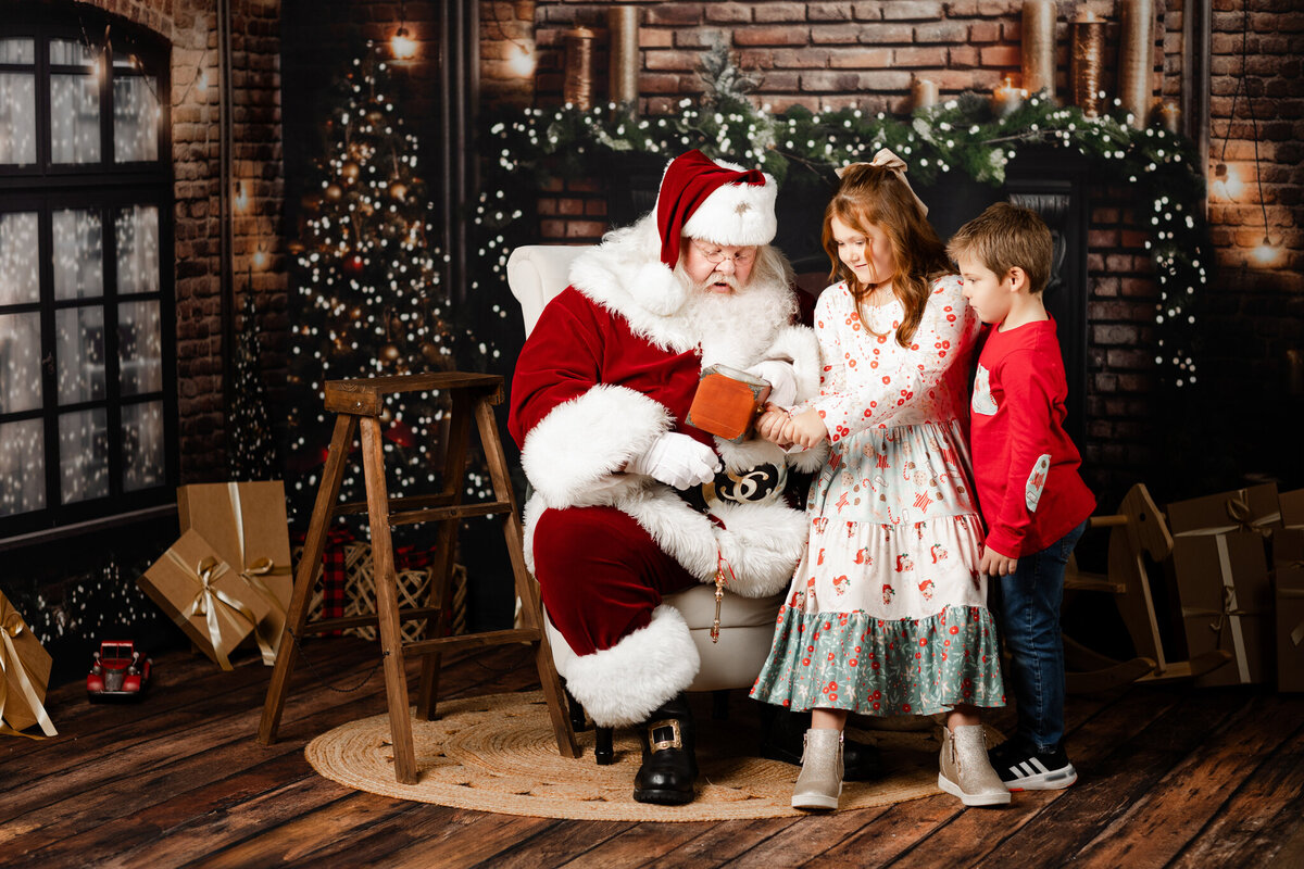 Best NWA holiday photographer, holiday portraits near me, Northwest Arkansas holiday photography, NW Arkansas holiday photos, NWA santa photos
