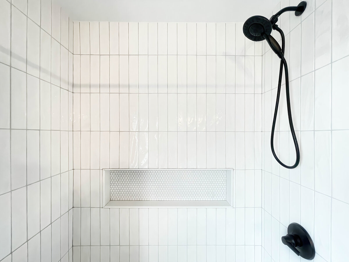 white-tiled-shower-bathtub