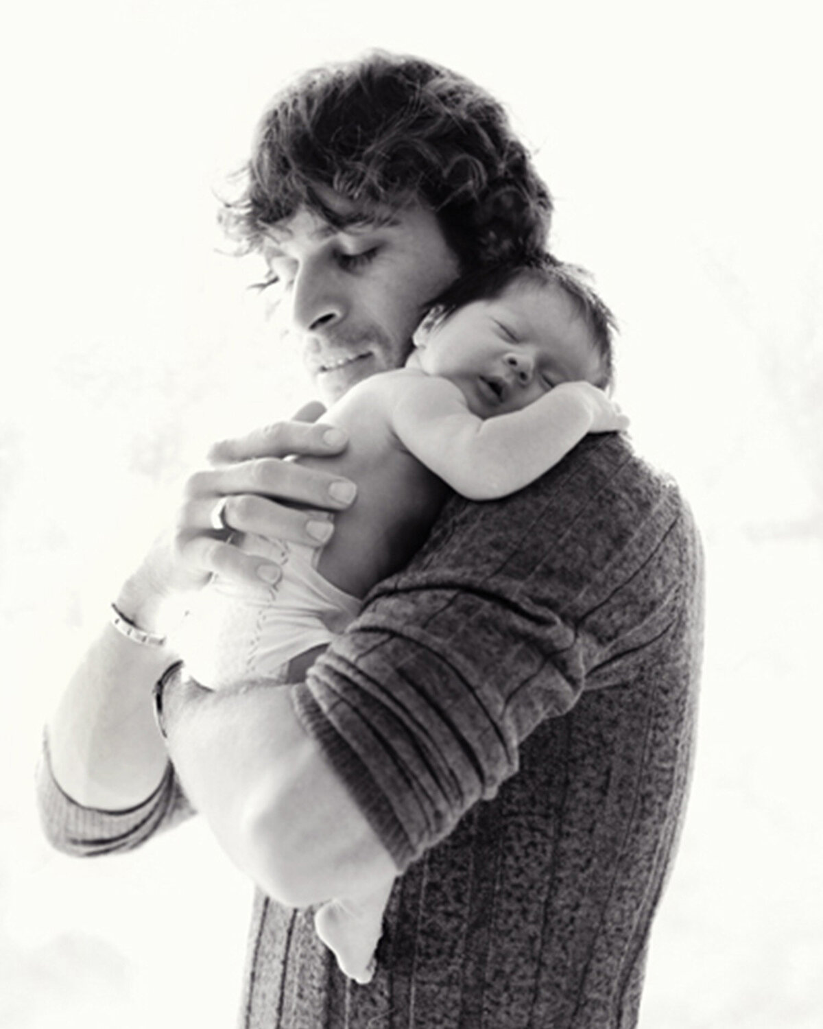 san-francisco-newborn-photographer-dad-newborn-bw