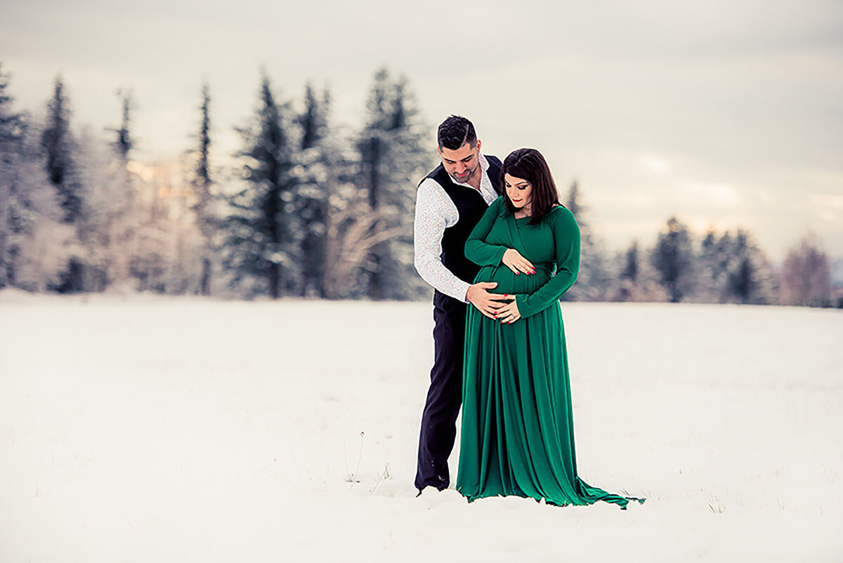 maternity-couple-snow-portland