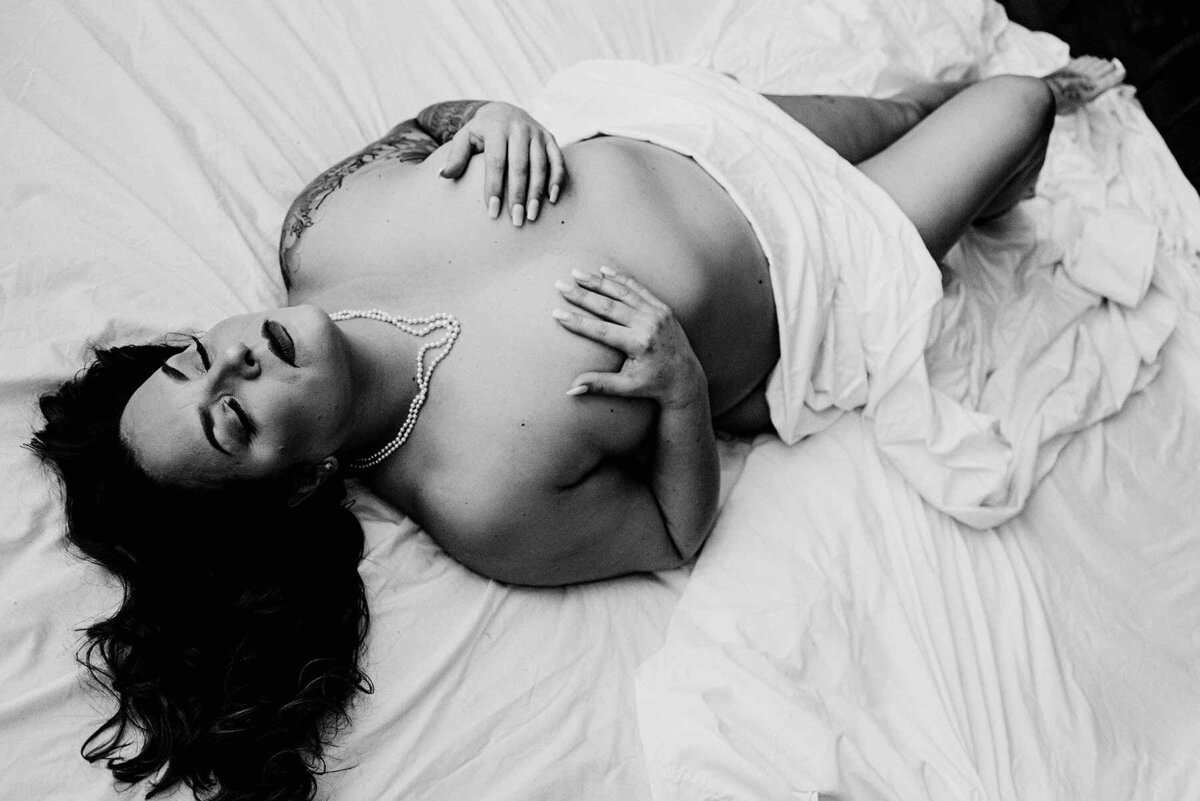 idaho-luxury-boudoir-sessions-woman-with-sheets