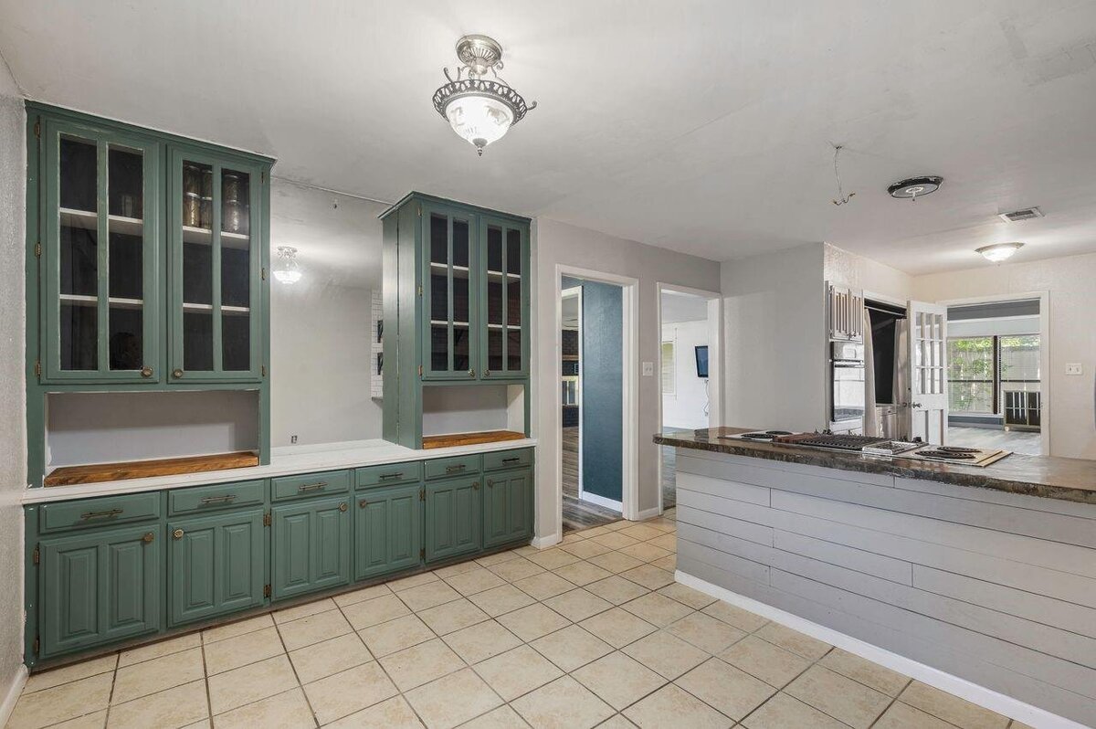 8eating to kitchen
