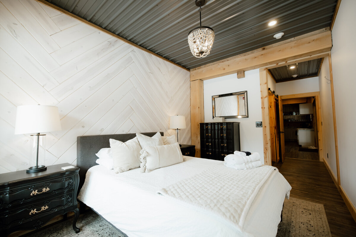 Bear-Ridge-Destination-barndo-suites-rosie-photo-video-5