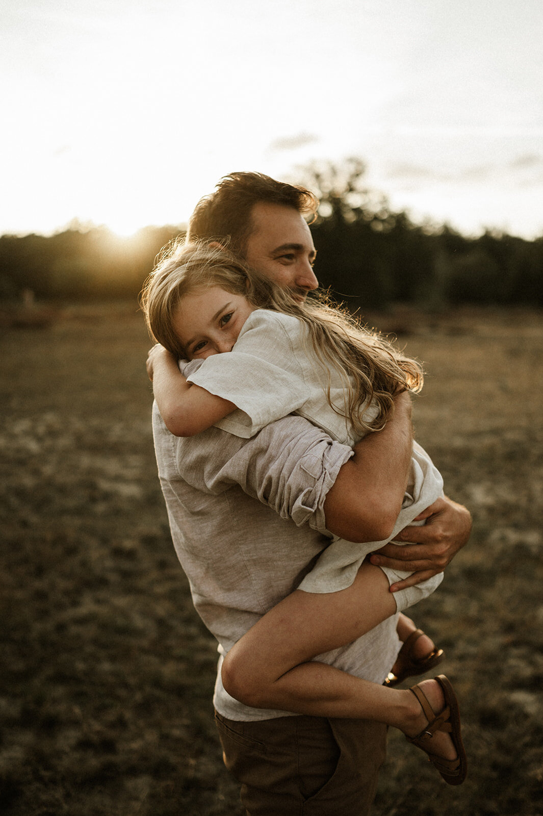 Gezinsfotografie in Nijlen tijdens golden hour – pure, spontane momenten vastgelegd in de heide.