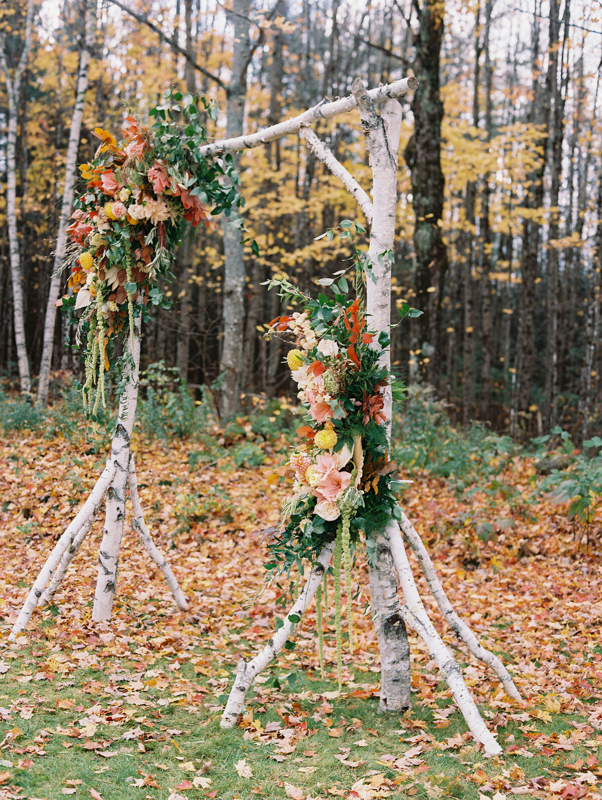 wedding arch for Fall wedding at The Horse and Hound Inn, Franconia, New Hampshire.