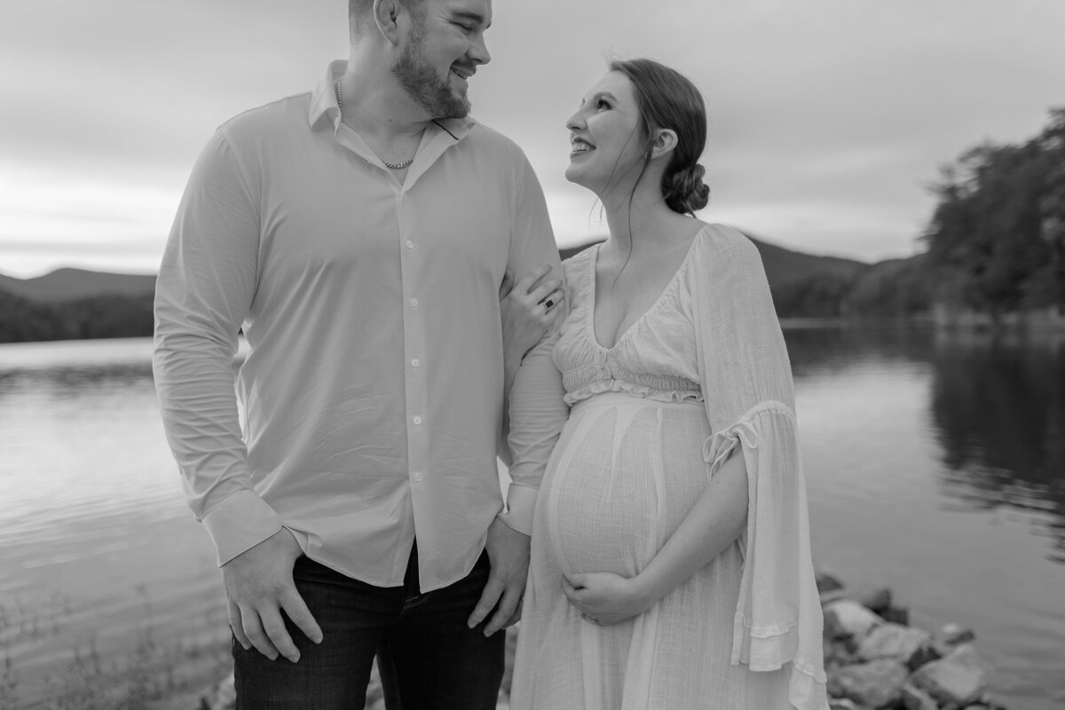 Documentary-Maternity-Session-at-Carvins-Cove-RJ-22