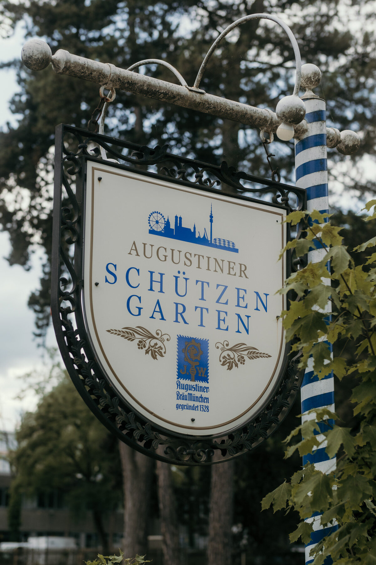 Hier ist ein Schild mit der Aufschrift: Augustiner Schützengarten - der Hochzeitslocation.