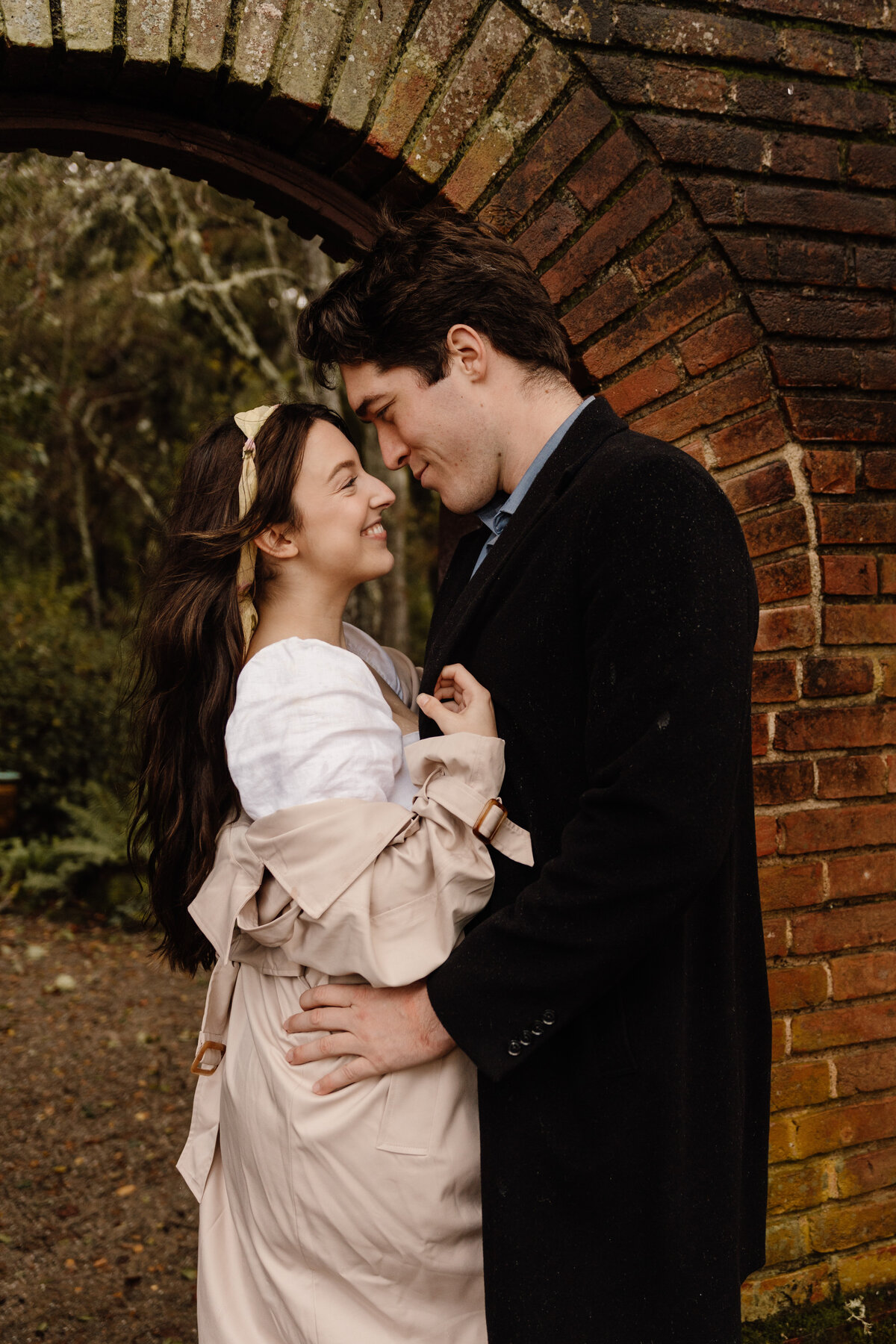 couple hugging in filoli gardens