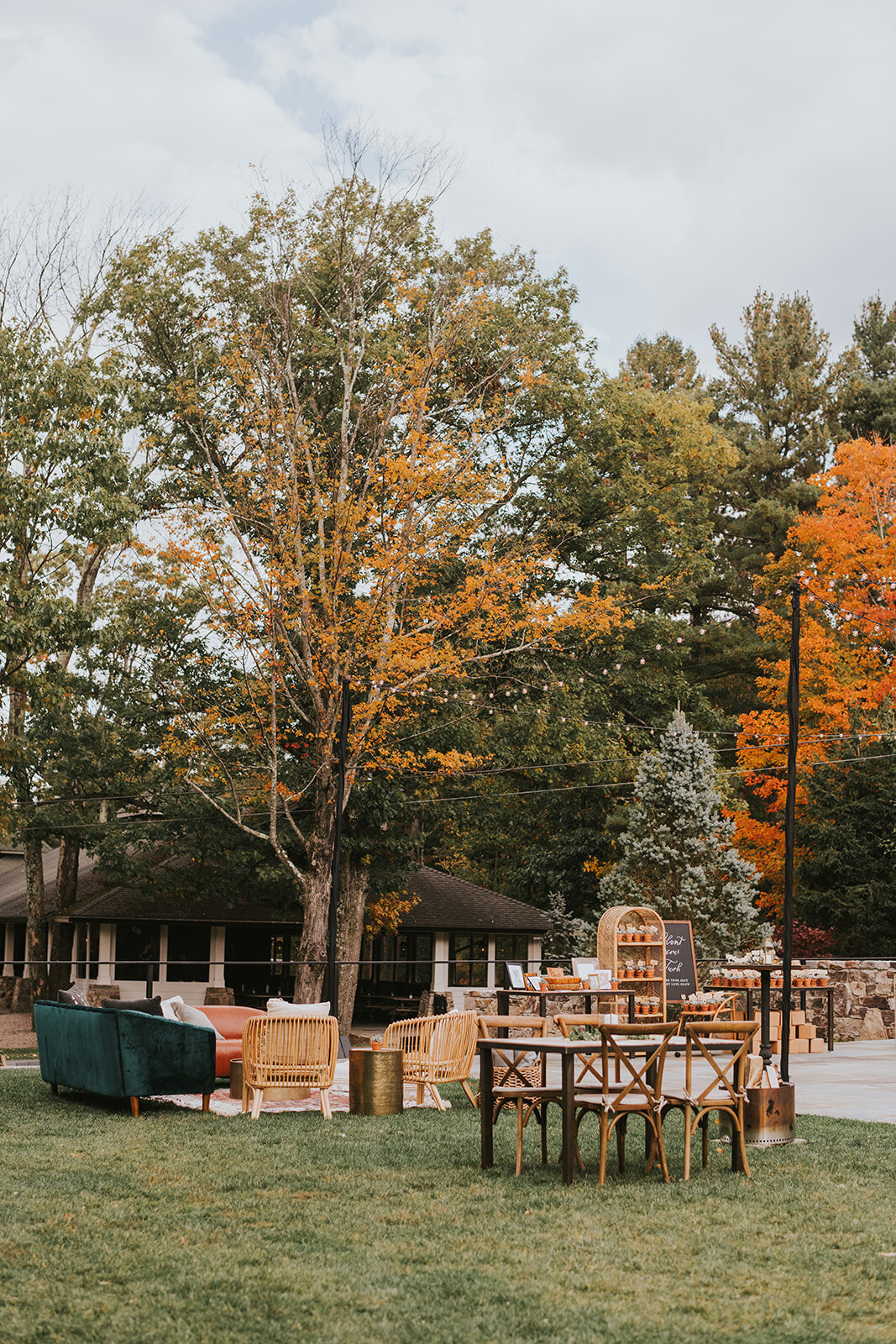 sitting-area-rustic-woodland-wedding-cedar-lakes-2