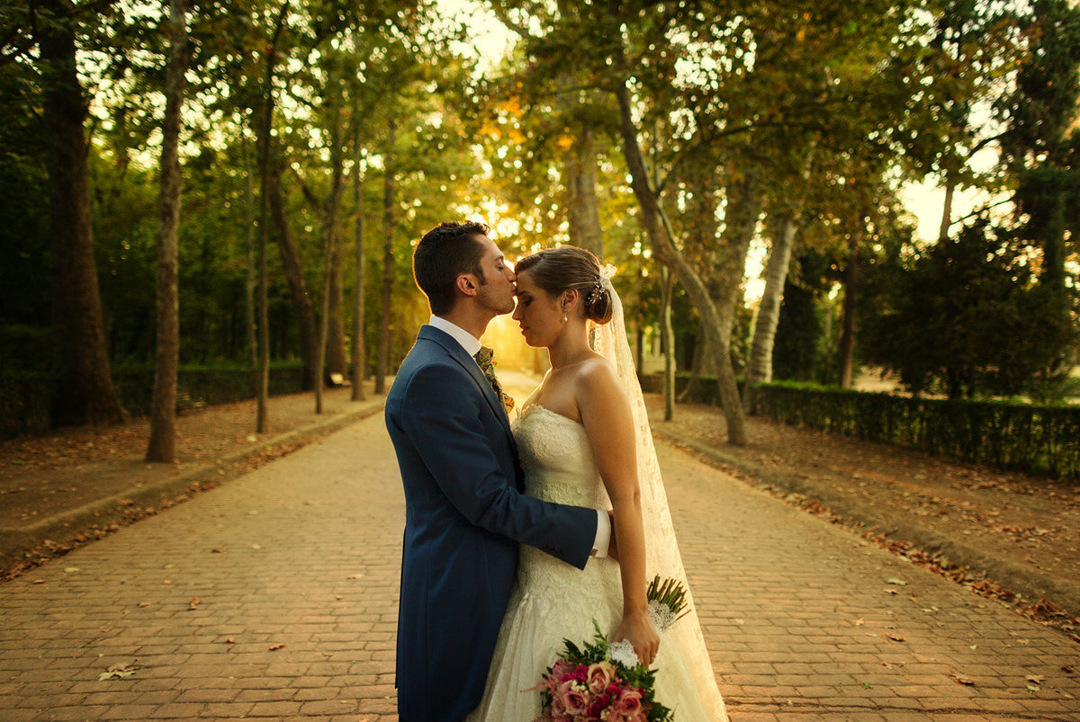 contraluz foto boda, beso, love, novios besandose, jardin del principe Aranjuez