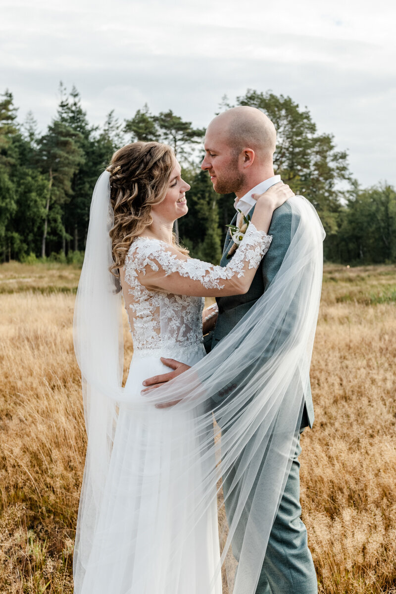Country bruiloft, boerderij bruiloft, trouwen in Friesland, bruidsfotograaf, trouwfotograaf (58)