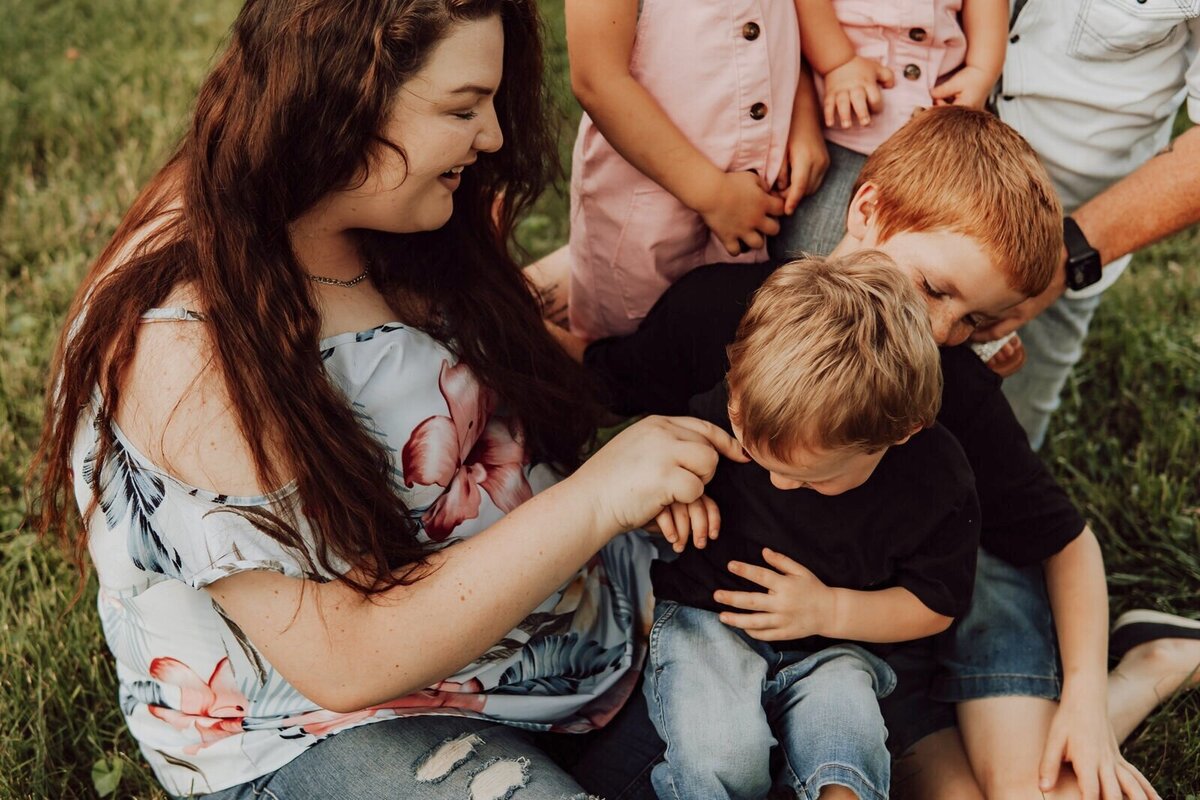 Candid-Family-Moment-Tickling-Laughter-Waterworks-park-des-moines-iowa-Storyteller-Collective-Photo-Co