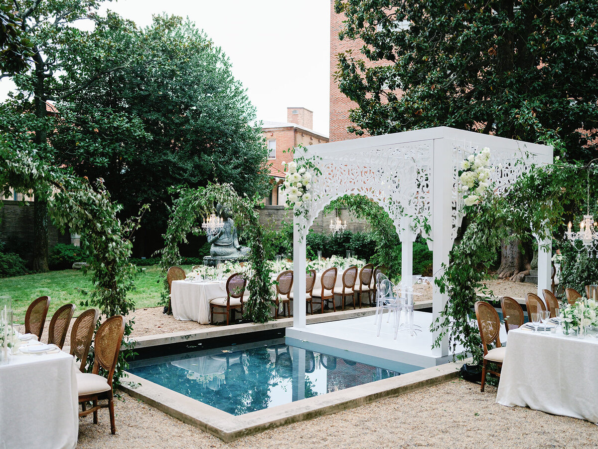 Outdoor wedding reception at Larz Anderson House