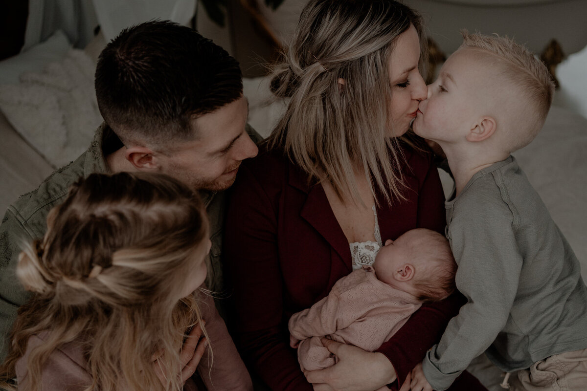 Shotsbylise_newbornshoot_lifestyle_motherhood_fotograafhaps_videografie_gezinshoot25