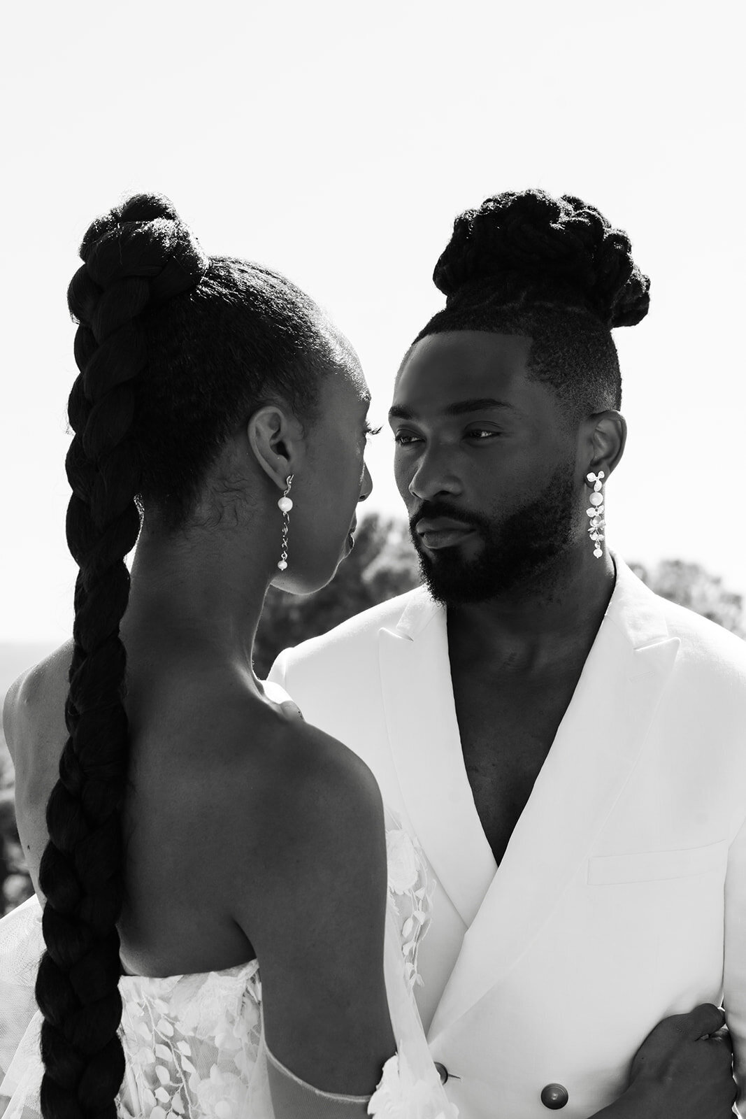 couple-mariage-moderne-blanc