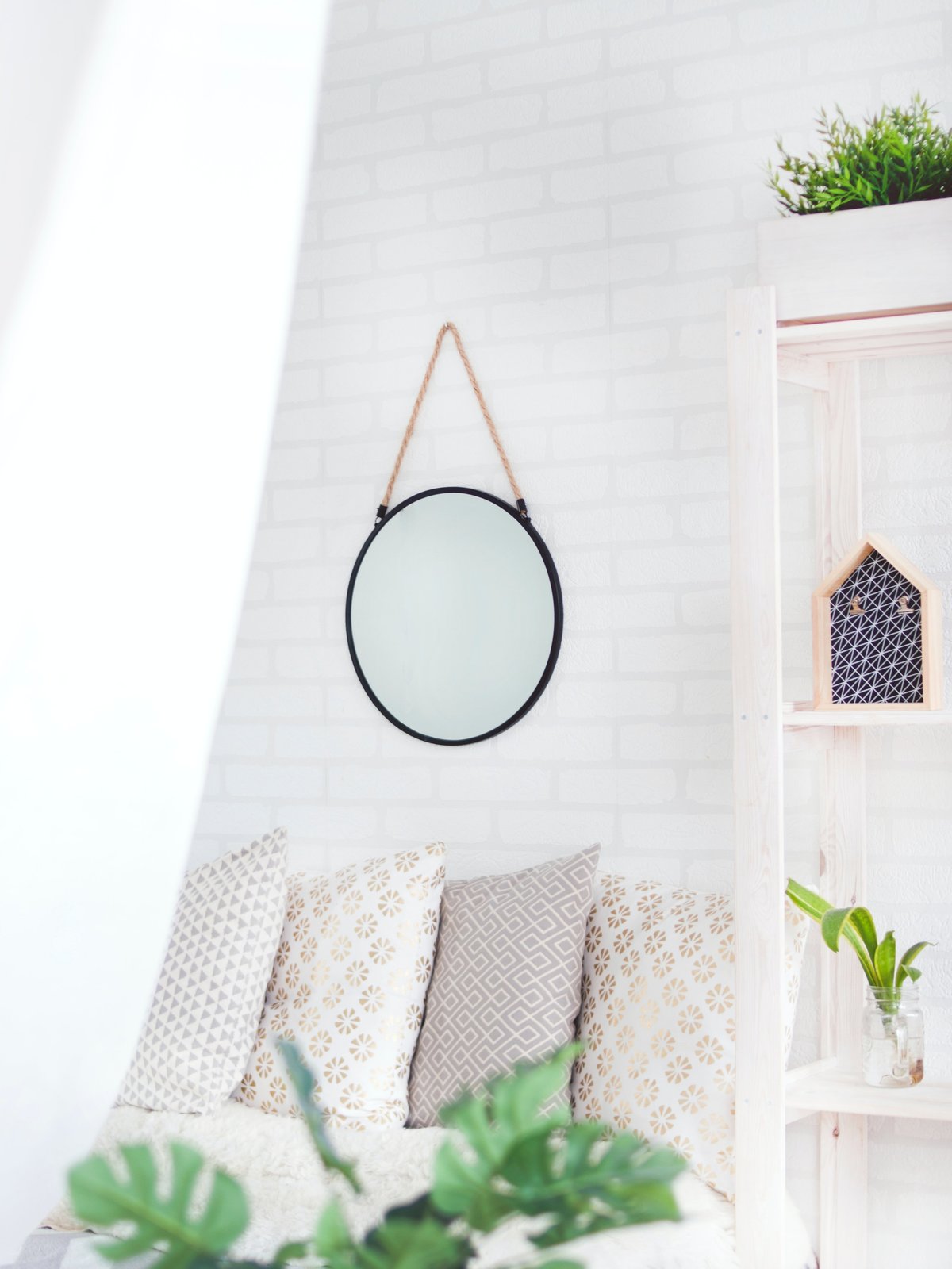 round-black-framed-mirror-on-the-wall-905198