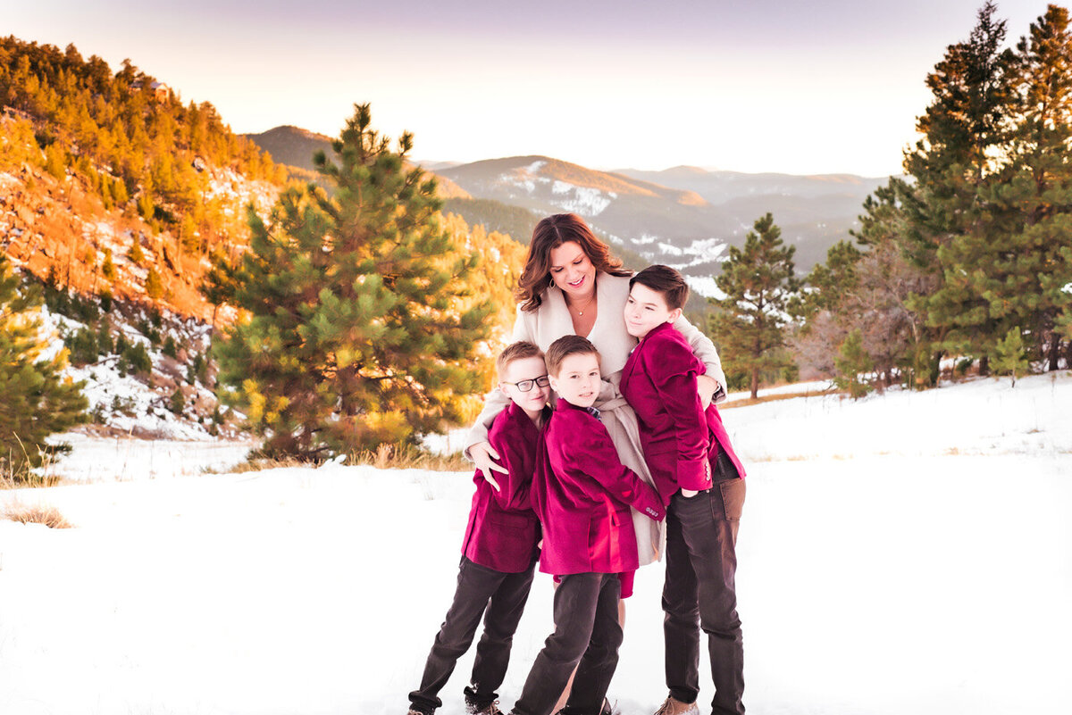 colorado-fall-family-snow-boys-with-mom