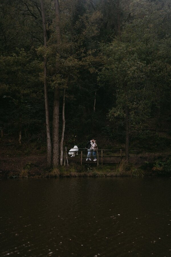 Couple amoureux, de loin au bord d'un lac en pleine forêt à la Chambre du Loup. Par Kamescop, vidéaste et photographe en Bretagne.