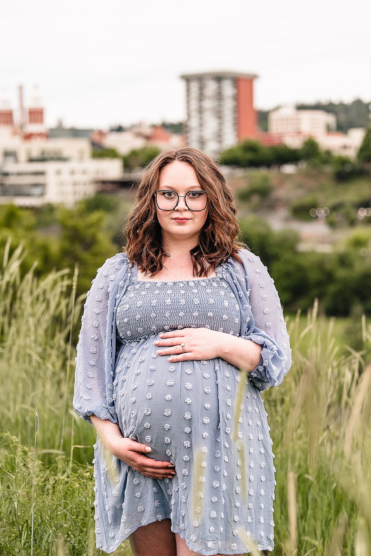 urband pregnancy portrait ideas with city in background