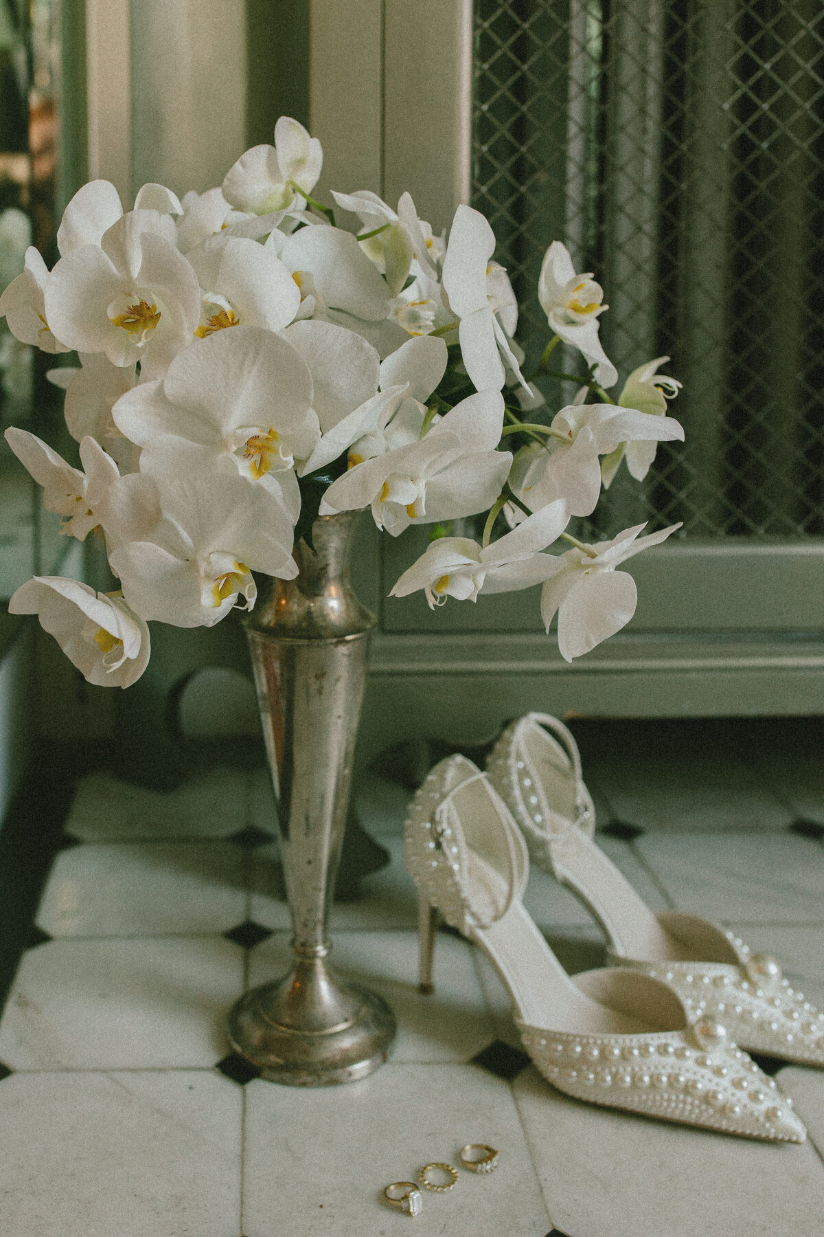 t-austin-finch-house-elegant-classy-intimate-wedding-raleigh-north-carolina-orchids-13