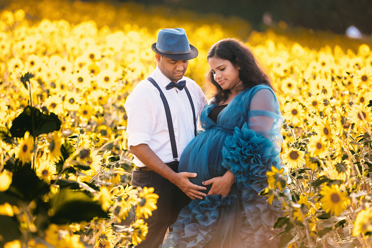 Photo shoot of a maternity couple at Howells Family Pumpkin farm in their sunflower fields in the Greater Toronto area.