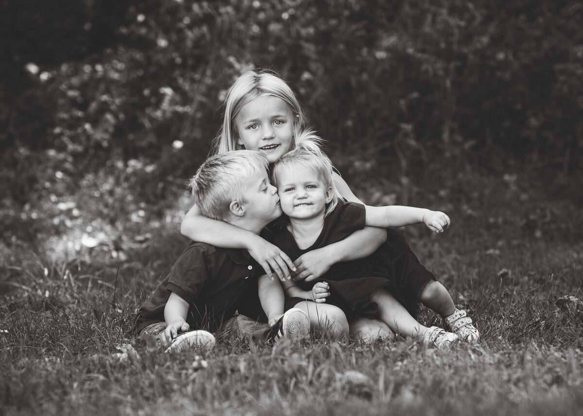 Des-Moines-Iowa-Family-Photographer-Theresa-Schumacher-Photography-Fall-Black-White