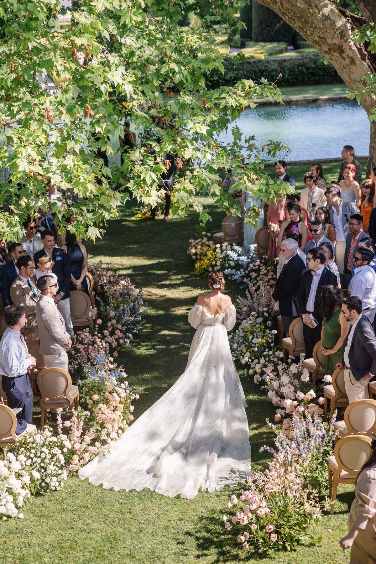Curved-aisle-wedding-ceremony