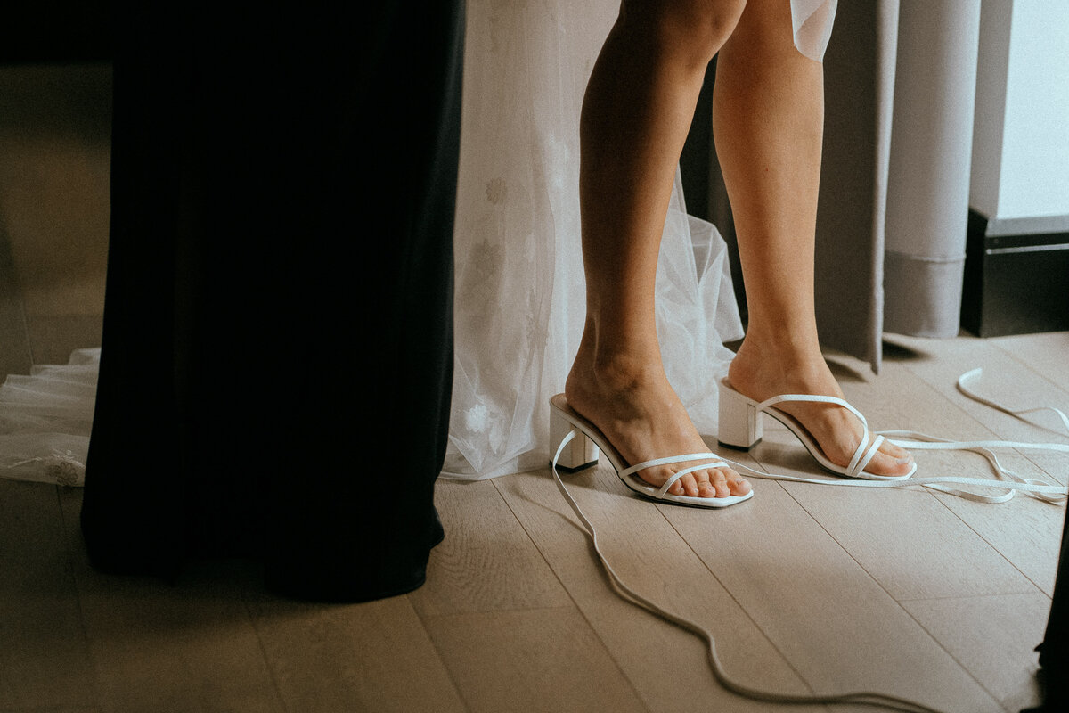 bride-shoes-raphaelle-granger-luxury-wedding-photographer-montreal-toronto