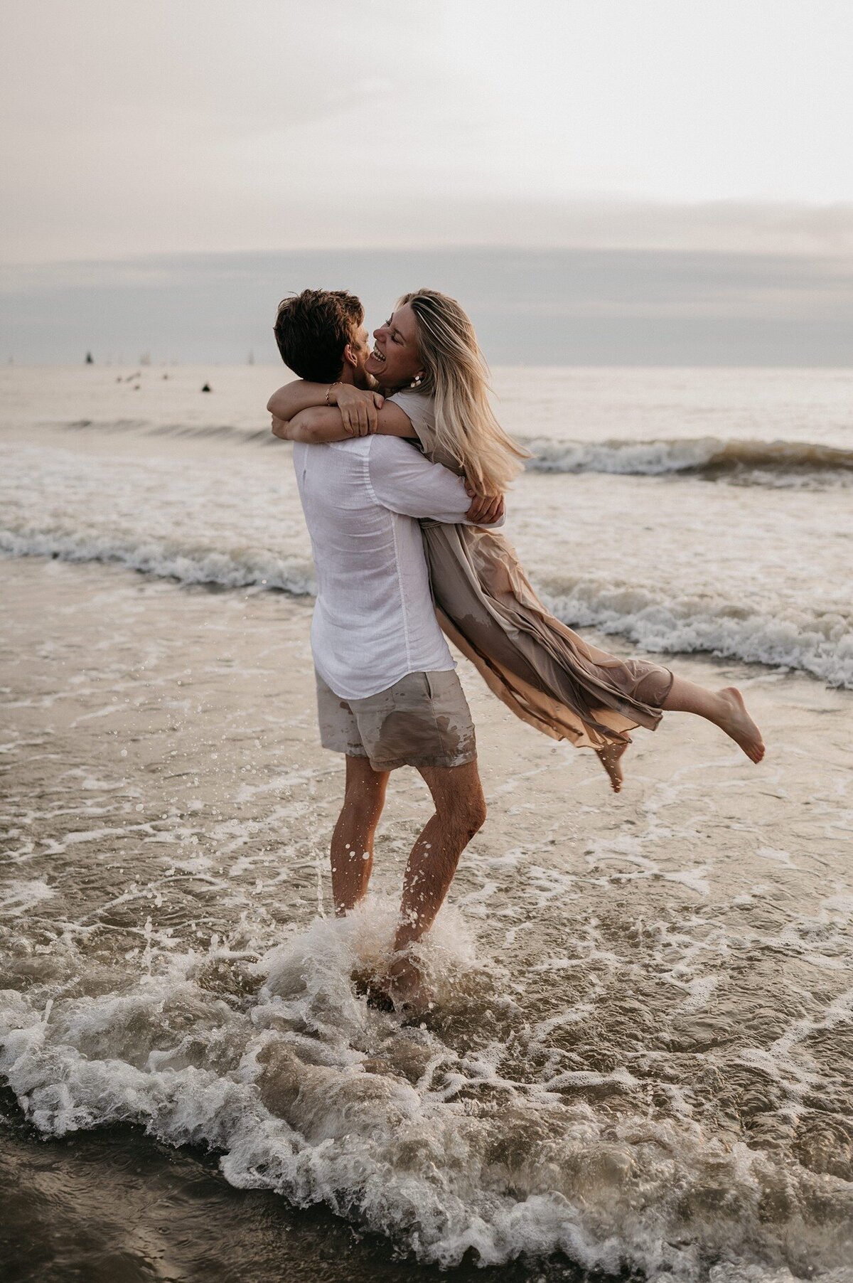 loveshoot-strand-den-haag-louise-boonstoppel-fotografie_0127