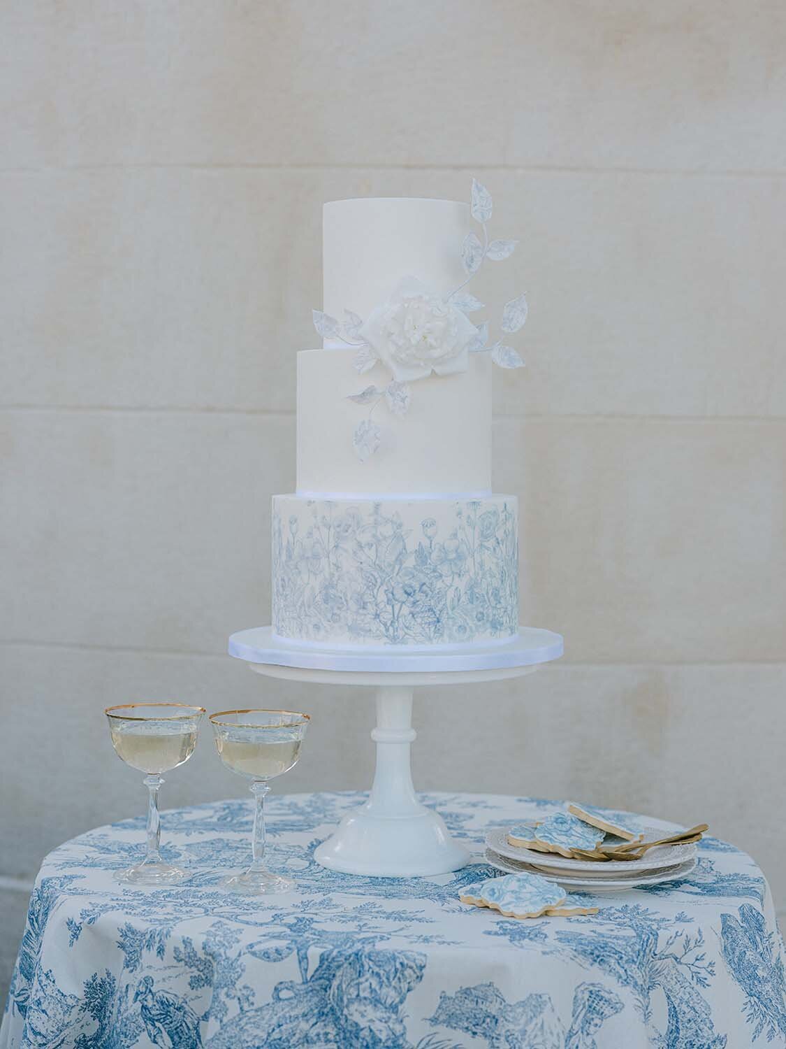 lavender and blue Dior inspired wedding at chateau de Fonscolombe Veronique Lorre floral event designer - thomas audiffren photography18