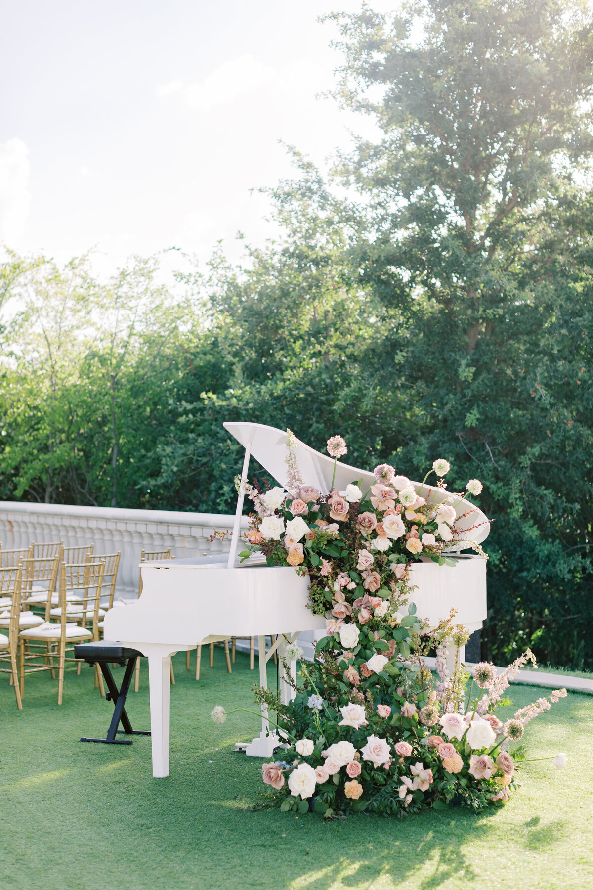 elegant-white-piano-decorated-with-floral-arrangement-for-ceremony