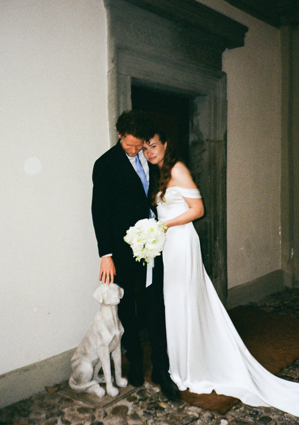 Brautpaar mit Hund – familiäre Hochzeitsszene im Palast Hohenems.

