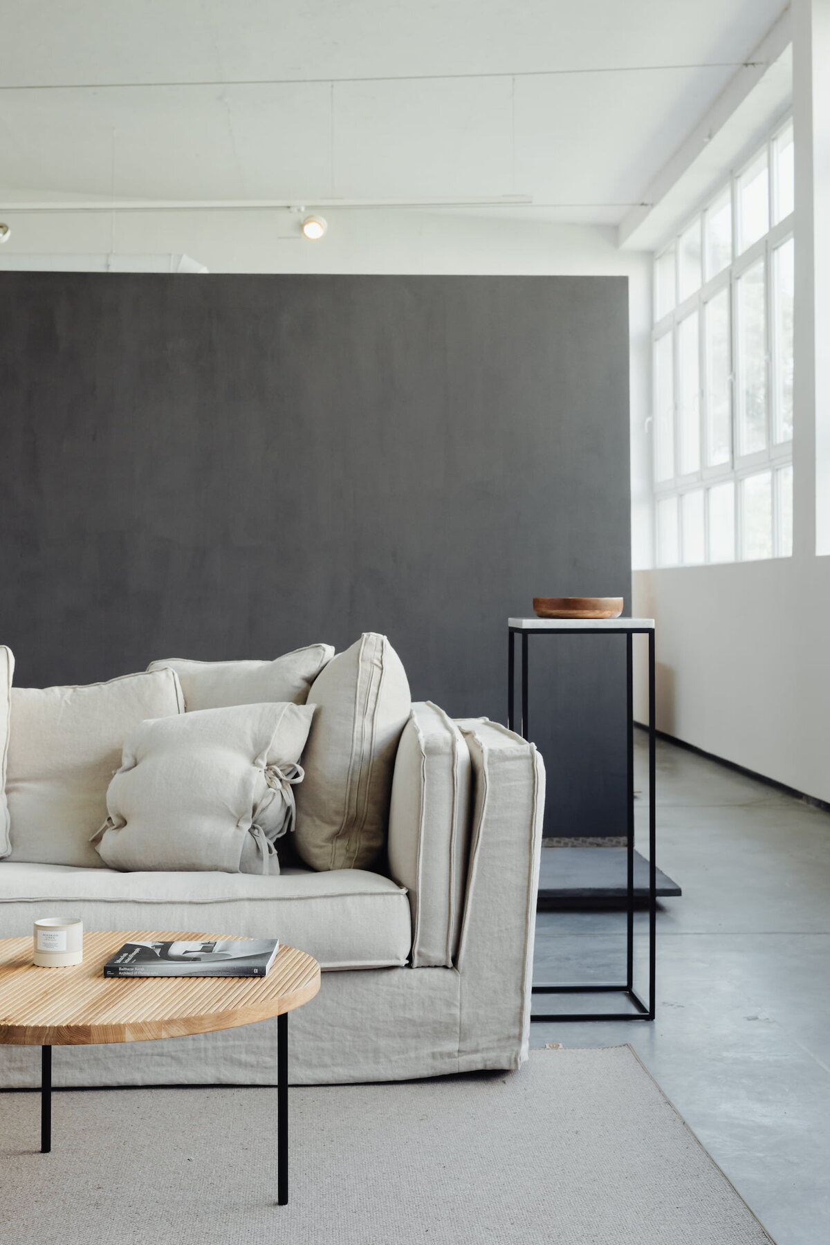 kaboompics_living-room-with-comfortable-linen-sofa-wooden-table-carpet-pillows-22042