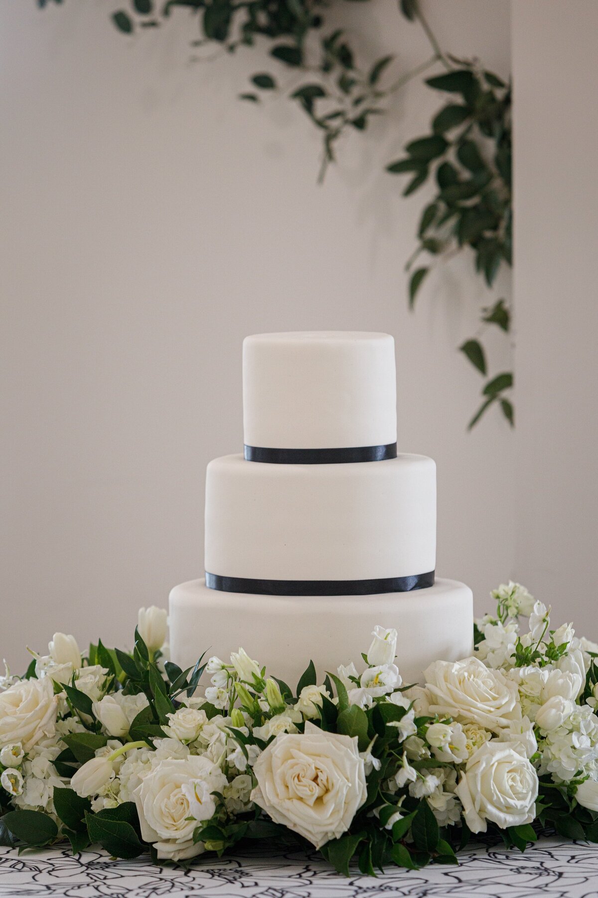 modern-black-and-white-wedding-cake