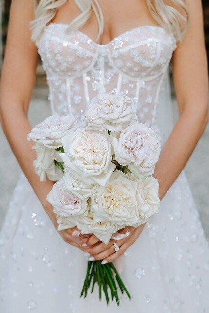 mariee-elegante-et-bouquet-de-roses