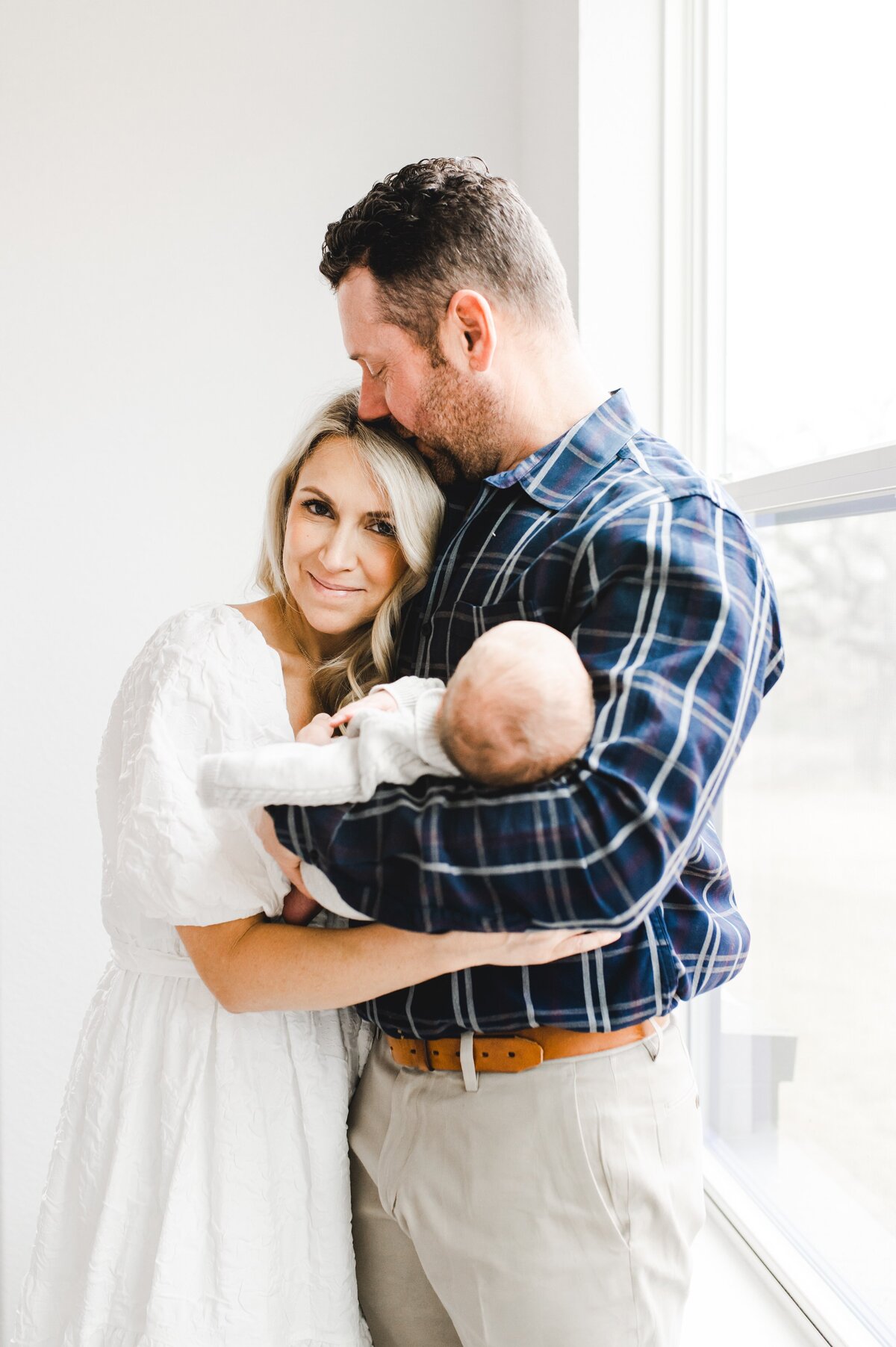Newborn husband and wife natural light at home photography