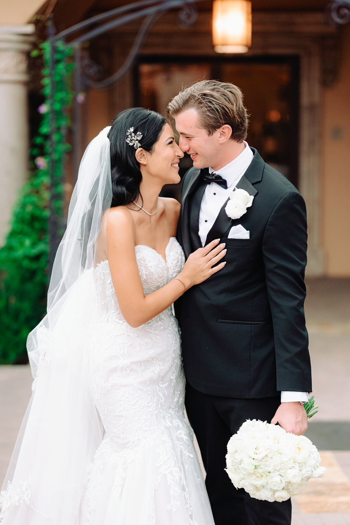 Arizona wedding photographer capturing classic Villa Siena wedding moments