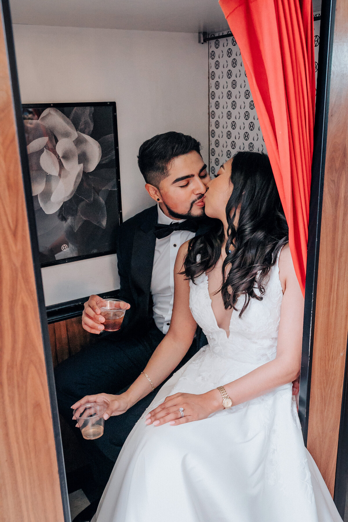 couple-in-photo-booth