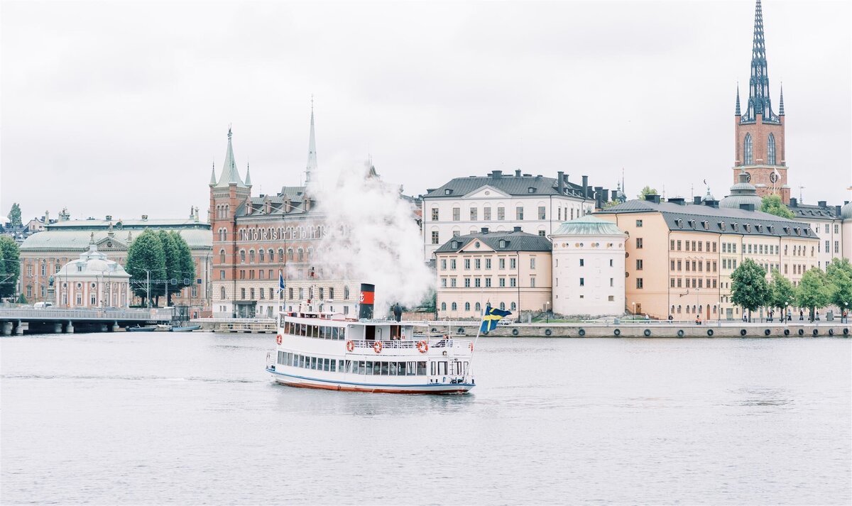 Bröllopsfotograf i Stockholm helloalora Anna Lundgren gamal ångbåt Stockholm riddarholmen destination
