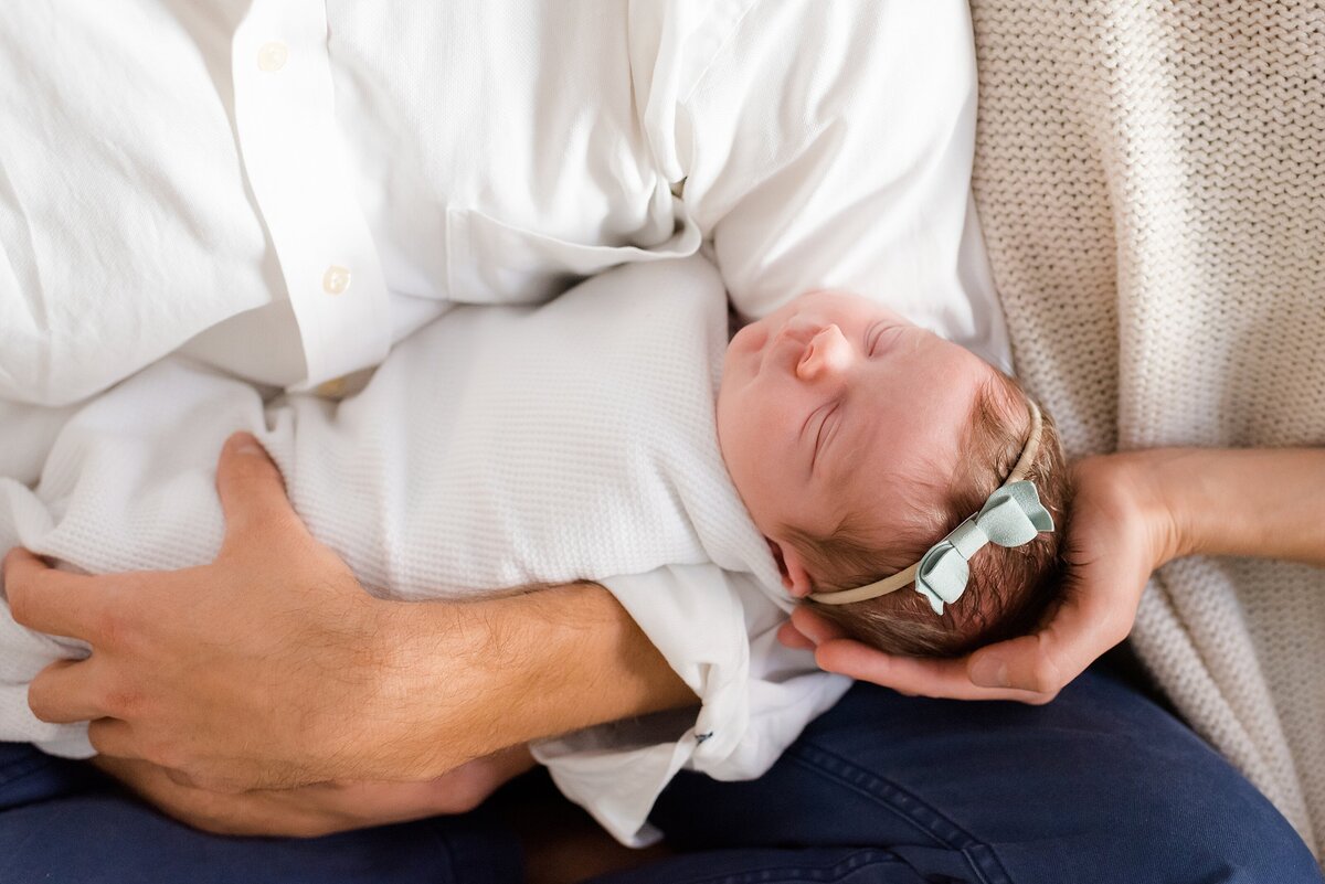 9_neutral-at-home-newborn-session_baby-girl_ckp