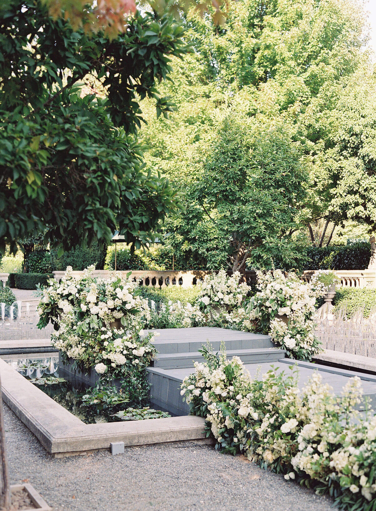 Modern-Wedding-Design-Beaulieu-Garden-Napa-Valley-Family-Ceremony_004
