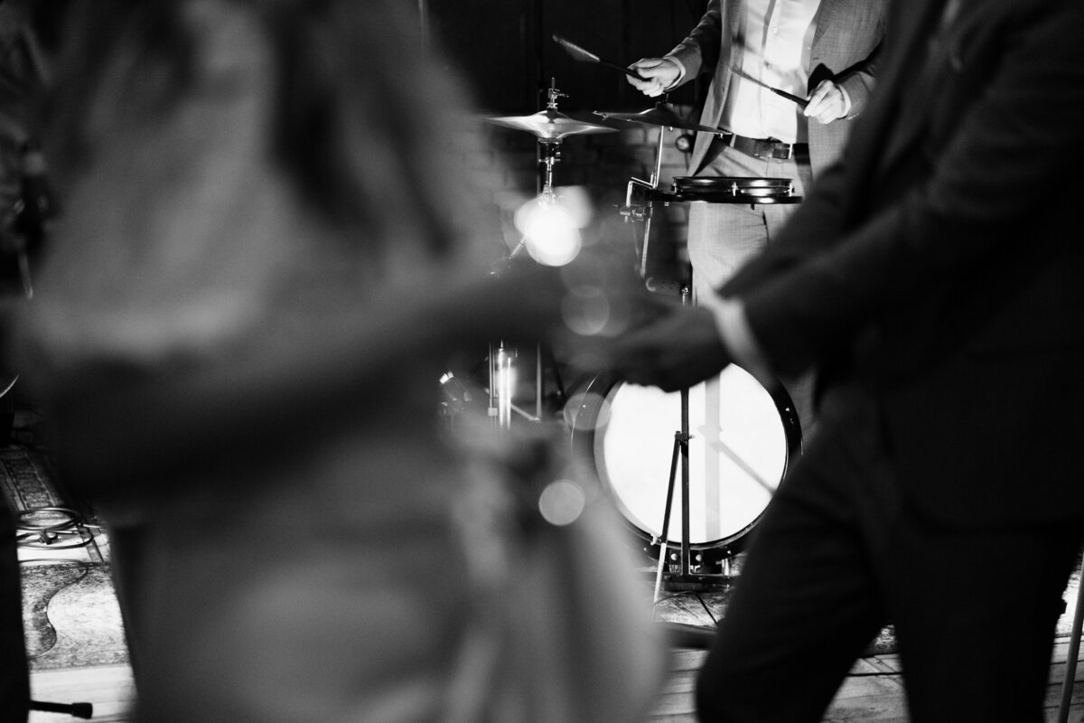 Bruidspaar dansen. Scherpte diepte foto. Zwart wit. 