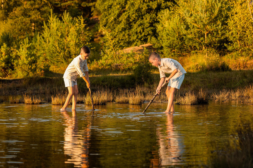 gezinsfoto broers spelen in water