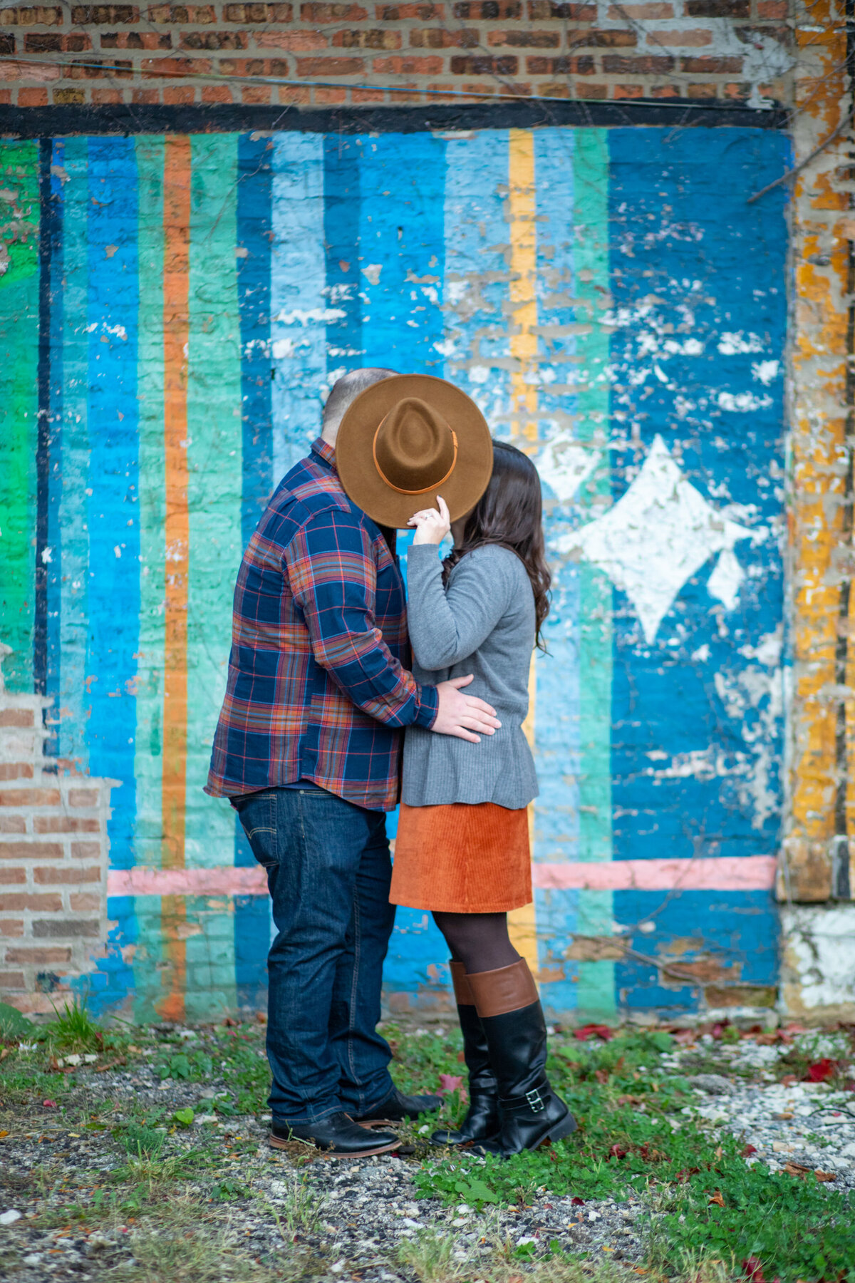 couple-kissing-behind-hat