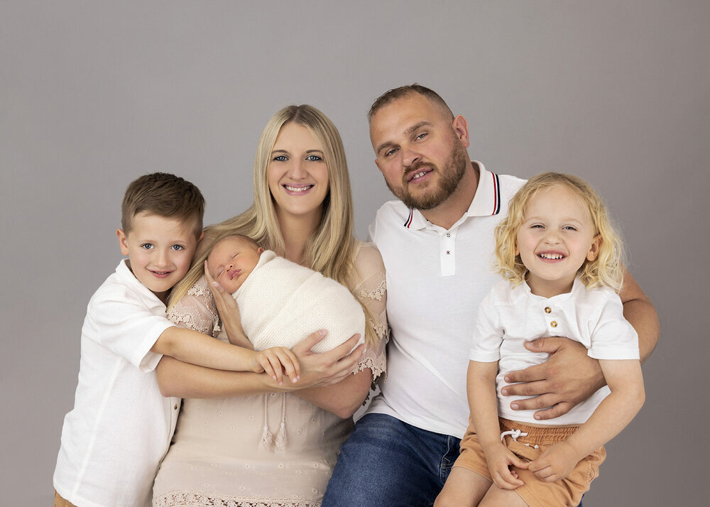 NEWBORN_BABYBOYWITHFAMILYANDBROTHERS