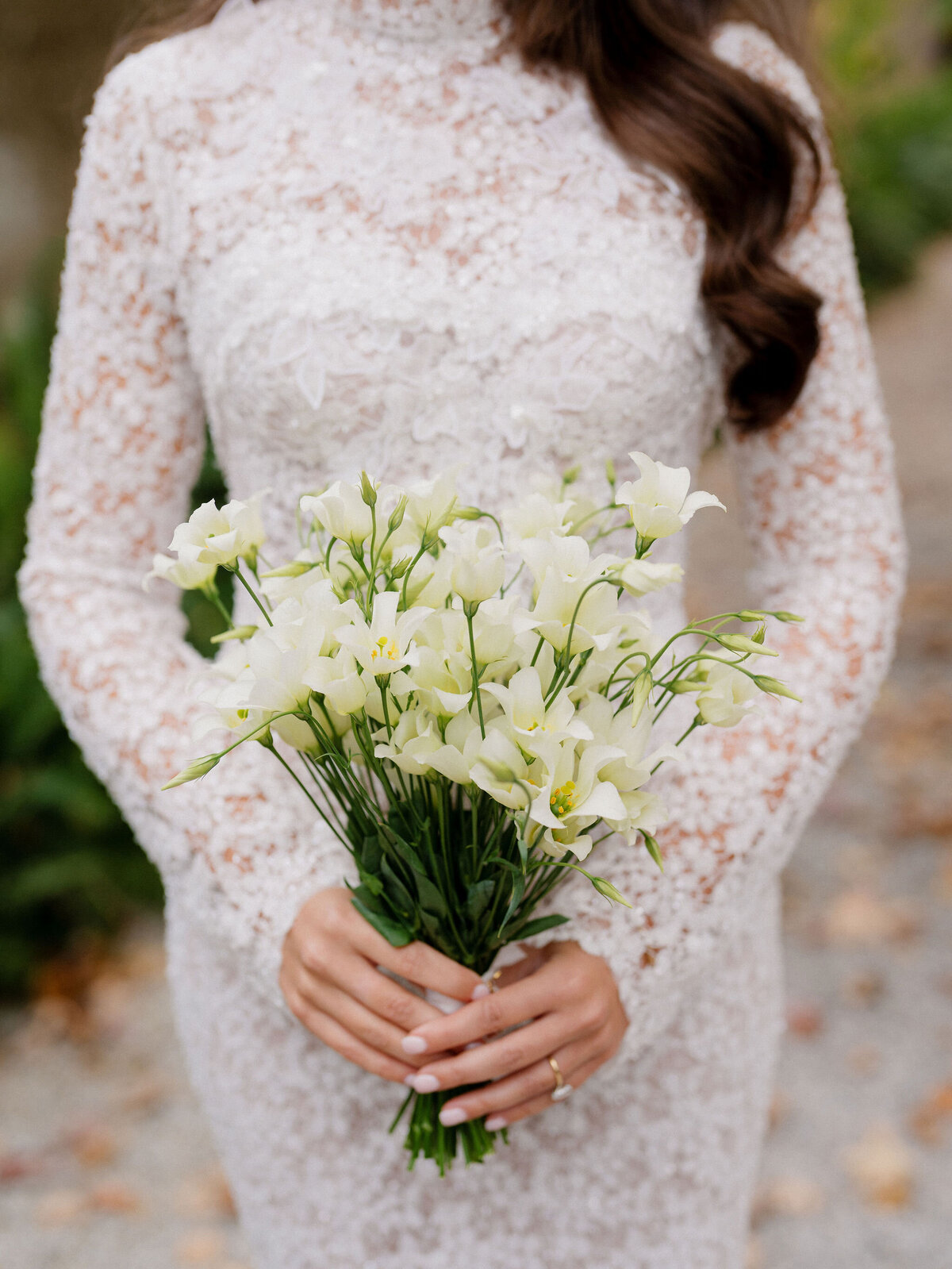 simple-chic-wedding-bouquet-at-valley-rock-inn-ny