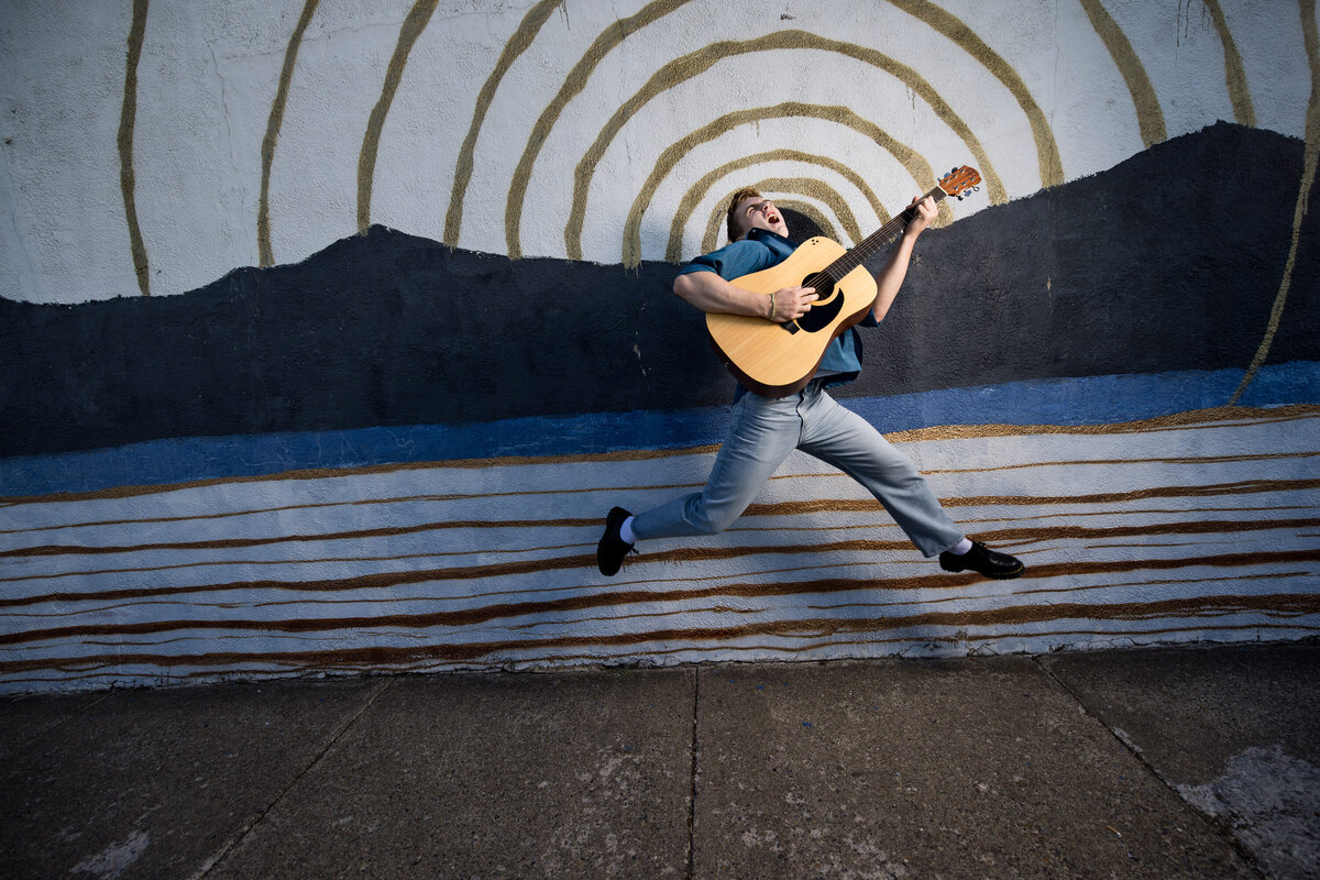 portrait-senior-highschool-music-guitar-jump-fun-coeur-dalene