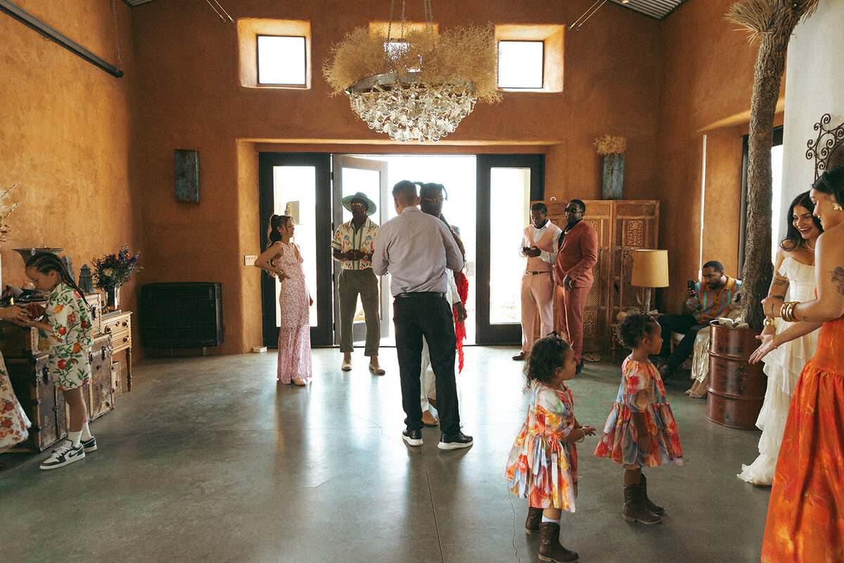 Faye-Fern-Creative-GoldenVibesPhoto-Sacred-Sands-Joshua-Tree-Wedding-Richie-James-Clara-Critchfield-First-Look-13