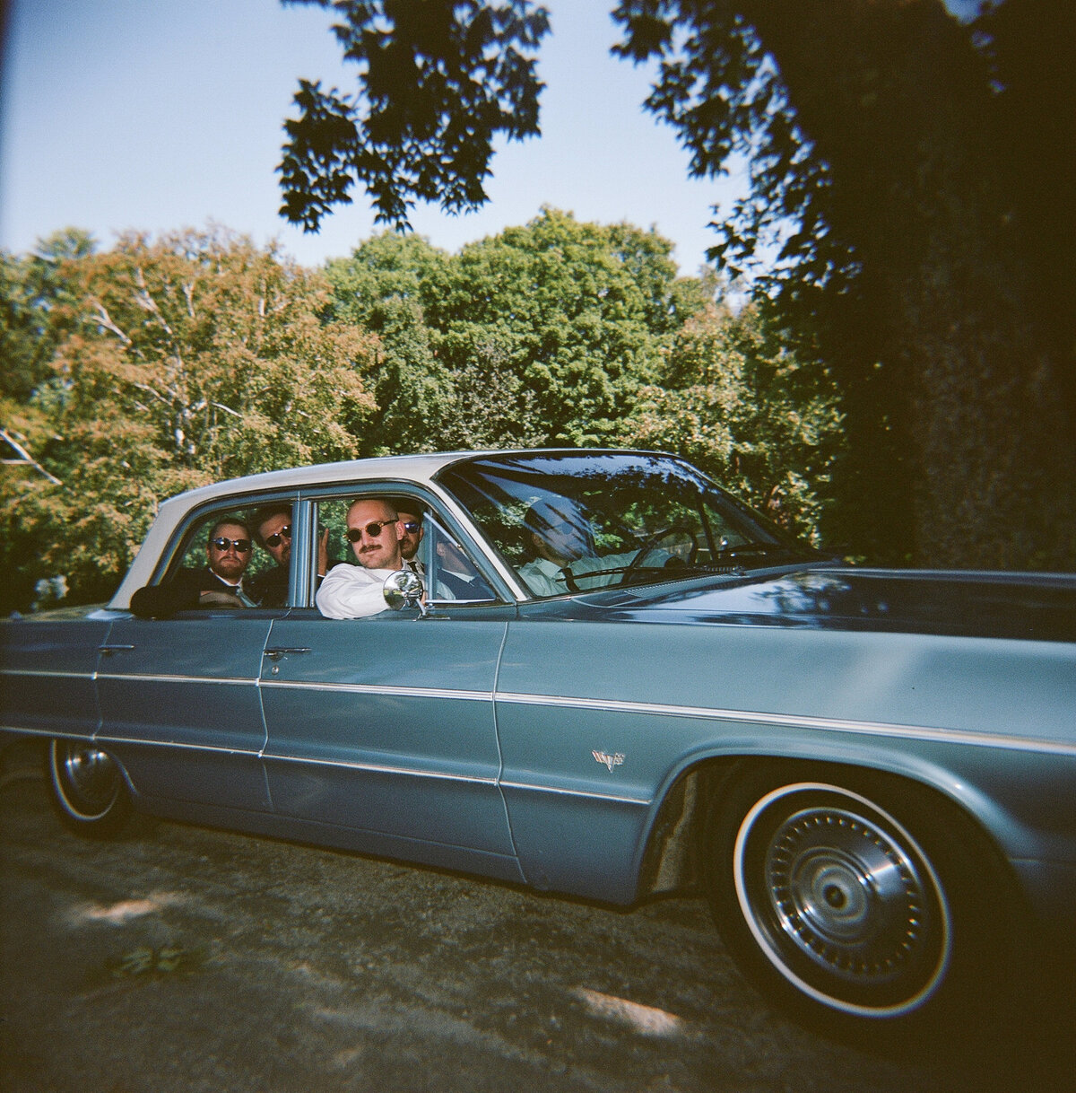 groomsman-car-wedding